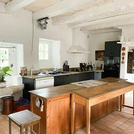 Stone House From 1776 With Large Park