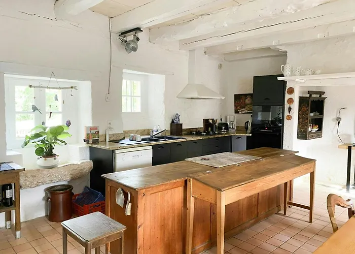 Stone House From 1776 With Large Park